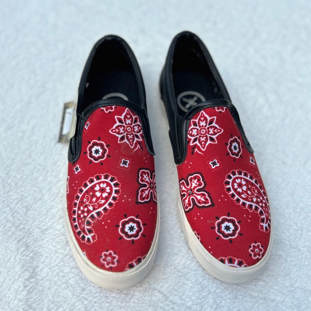 NEW inkkas slip on sneakers 8 red paisley